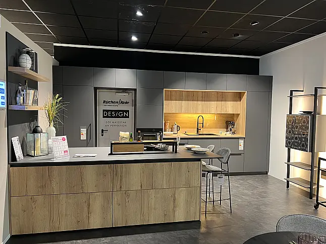 Moderne Designküche mit Insel und Hochschrankzeile