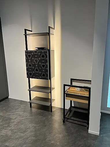 Moderne Designküche mit Insel und Hochschrankzeile