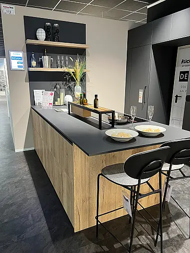 Moderne Designküche mit Insel und Hochschrankzeile