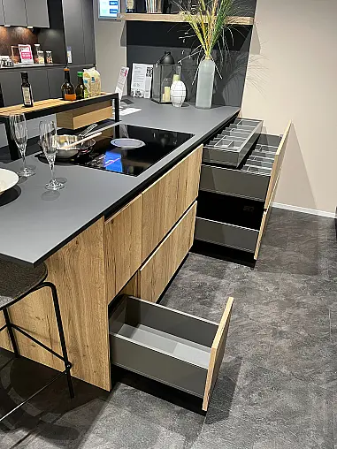 Moderne Designküche mit Insel und Hochschrankzeile