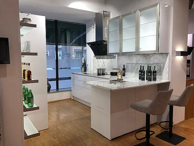 moderne, grifflose Häcker-Küche in hochglanz-kristallweiß lackiert