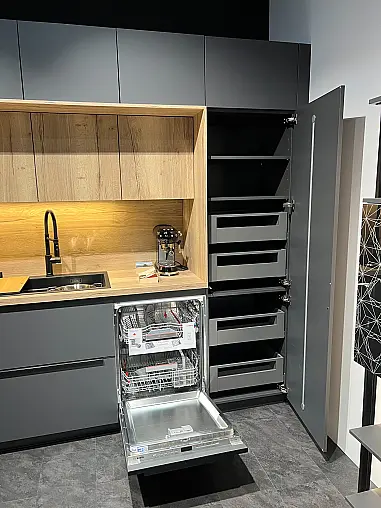 Moderne Designküche mit Insel und Hochschrankzeile
