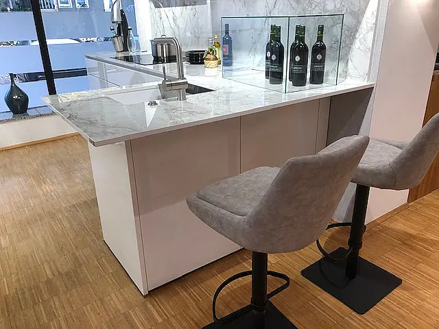 moderne, grifflose Häcker-Küche in hochglanz-kristallweiß lackiert