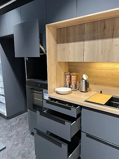 Moderne Designküche mit Insel und Hochschrankzeile