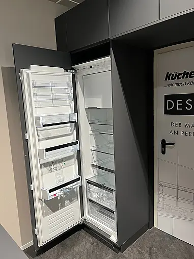 Moderne Designküche mit Insel und Hochschrankzeile