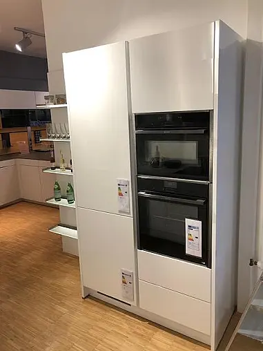 moderne, grifflose Häcker-Küche in hochglanz-kristallweiß lackiert