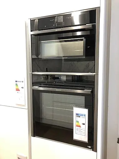 moderne, grifflose Häcker-Küche in hochglanz-kristallweiß lackiert