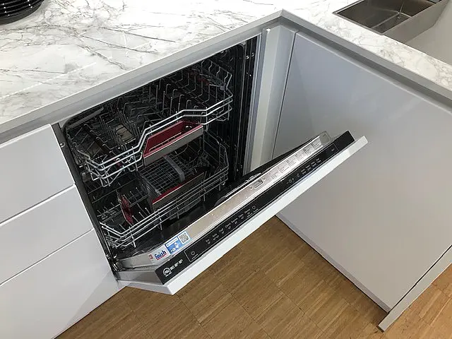 moderne, grifflose Häcker-Küche in hochglanz-kristallweiß lackiert