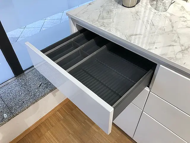 moderne, grifflose Häcker-Küche in hochglanz-kristallweiß lackiert