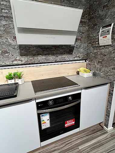 Charmante kleine Küche mit LED-Leuchtböden / H