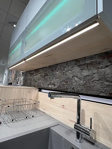Charmante kleine Küche mit LED-Leuchtböden / H