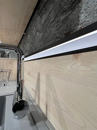 Charmante kleine Küche mit LED-Leuchtböden / H