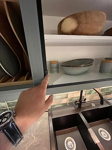 Exklusive Messeküche - Landhaus - XL Schränke - viel LED Beleuchtung - inklusive großem Esstisch mit 8 Stühlen