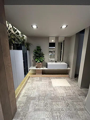 Exklusives Badezimmer - Messestück - Doppel-Waschtisch - zwei Spiegel mit seitlicher Facette - viel LED-Beleuchtung