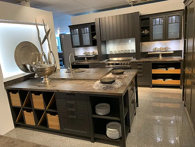 Hochwertige Küche mit Keramikarbeitsplatte, Miele Elektrogeräten und großem Standofen von Smeg