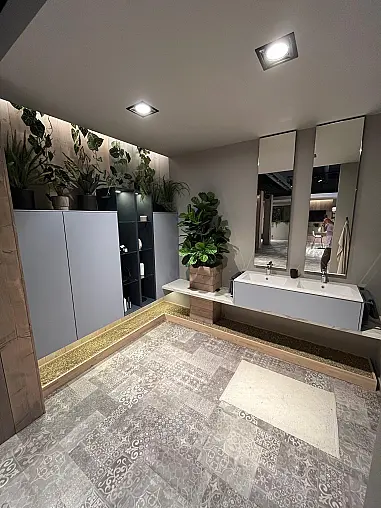 Exklusives Badezimmer - Messestück - Doppel-Waschtisch - zwei Spiegel mit seitlicher Facette - viel LED-Beleuchtung