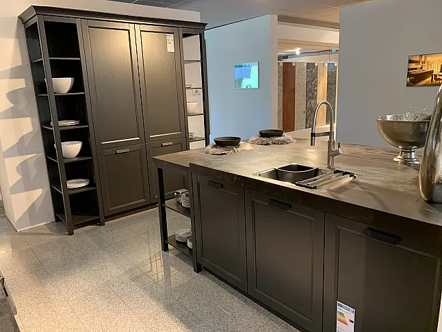 Hochwertige Küche mit Keramikarbeitsplatte, Miele Elektrogeräten und großem Standofen von Smeg