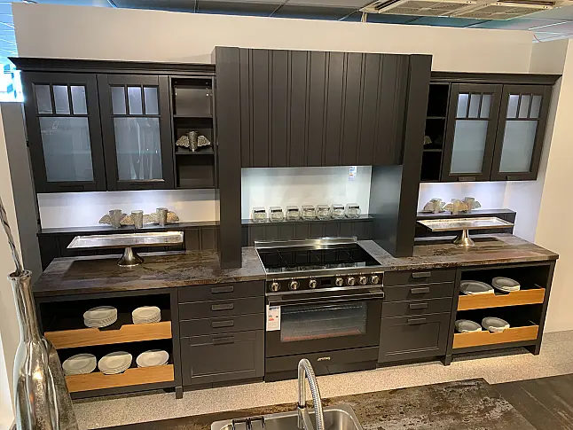 Hochwertige Küche mit Keramikarbeitsplatte, Miele Elektrogeräten und großem Standofen von Smeg