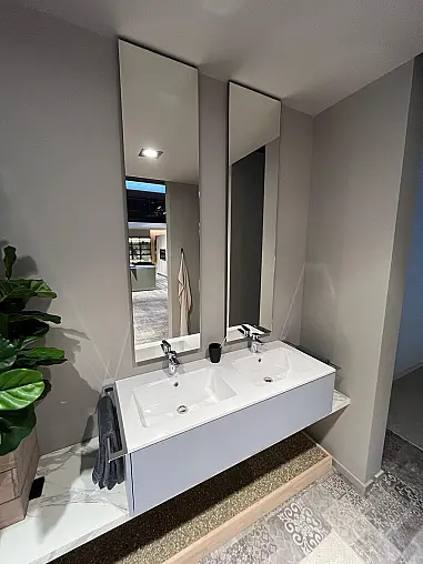Exklusives Badezimmer - Messestück - Doppel-Waschtisch - zwei Spiegel mit seitlicher Facette - viel LED-Beleuchtung
