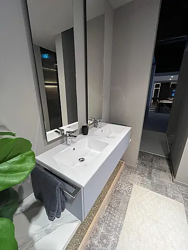 Exklusives Badezimmer - Messestück - Doppel-Waschtisch - zwei Spiegel mit seitlicher Facette - viel LED-Beleuchtung
