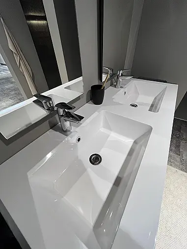 Exklusives Badezimmer - Messestück - Doppel-Waschtisch - zwei Spiegel mit seitlicher Facette - viel LED-Beleuchtung