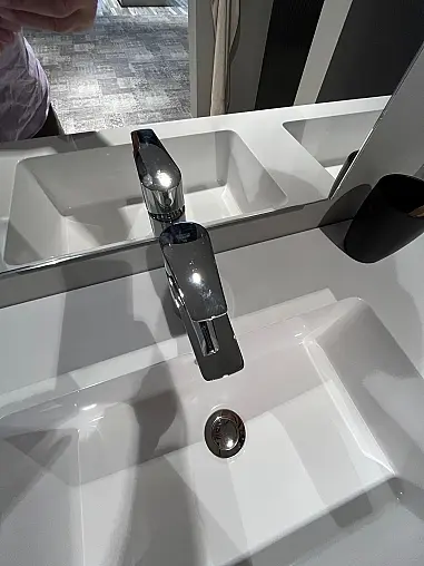 Exklusives Badezimmer - Messestück - Doppel-Waschtisch - zwei Spiegel mit seitlicher Facette - viel LED-Beleuchtung