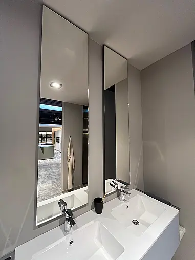 Exklusives Badezimmer - Messestück - Doppel-Waschtisch - zwei Spiegel mit seitlicher Facette - viel LED-Beleuchtung