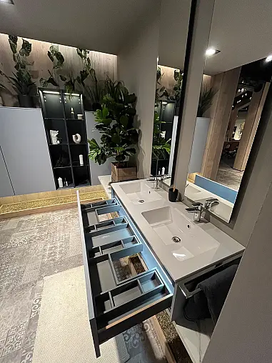 Exklusives Badezimmer - Messestück - Doppel-Waschtisch - zwei Spiegel mit seitlicher Facette - viel LED-Beleuchtung