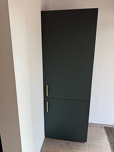 Schicke, moderne Küche mit Insel, Ansatztisch und V-Zug Geräten