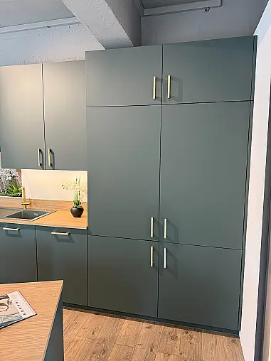 Schicke, moderne Küche mit Insel, Ansatztisch und V-Zug Geräten