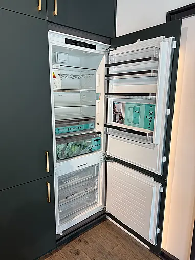 Schicke, moderne Küche mit Insel, Ansatztisch und V-Zug Geräten
