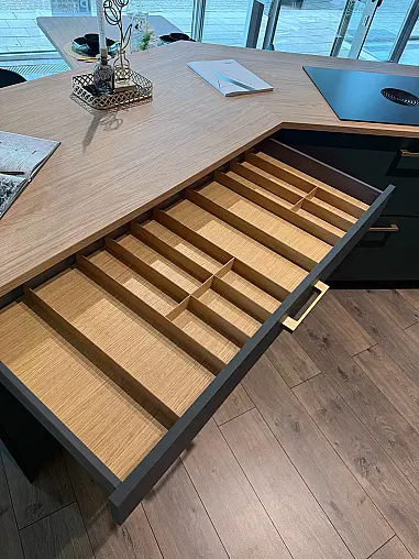 Schicke, moderne Küche mit Insel, Ansatztisch und V-Zug Geräten