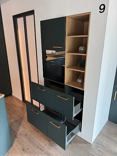 Schicke, moderne Küche mit Insel, Ansatztisch und V-Zug Geräten