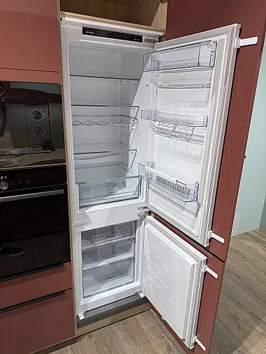 Moderne L-Form Küche mit Gorenje Geräten