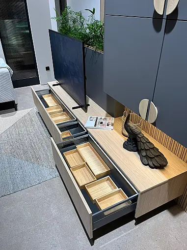 Exklusive Wohnwand - viel LED-Beleuchtung - inklusive Couchtisch - Philips Hue Beleuchtung