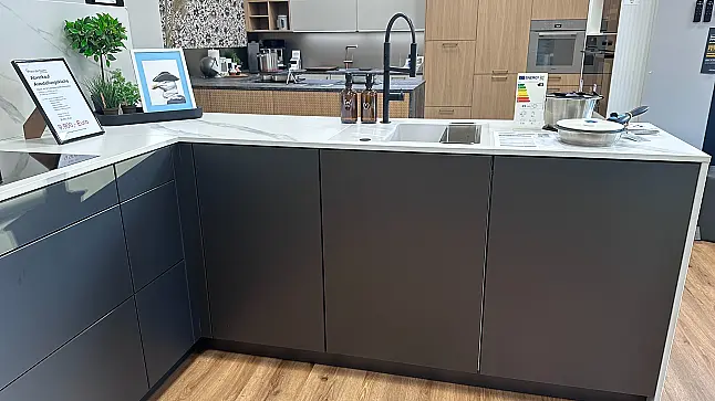 XXL Korpushöhe, besonderer Glanz mit Polymerglas steingrau metallic