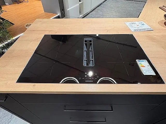 Musterküche im angesagten Schwarz (Antifingerprint) mit Eiche (Nachbildung) abgesetzt MIT E-Geräte !!