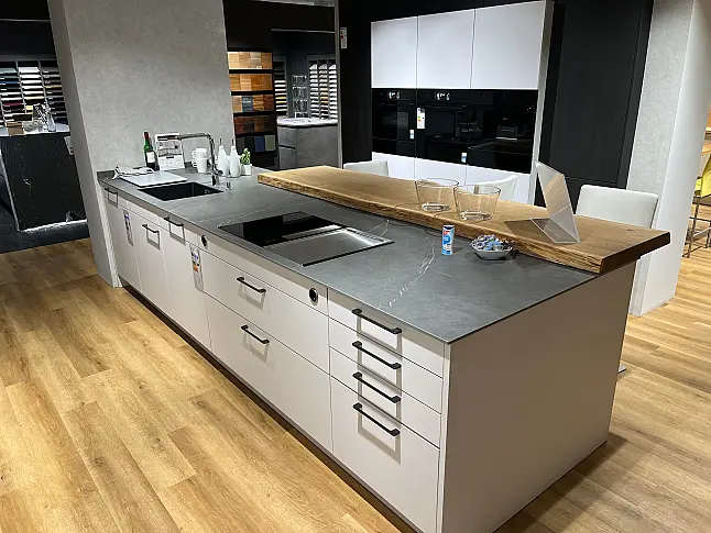 Schlichte Küche in Satin - Lacklaminat mit Grey Armani Arbeitsplatte 20mm von Jetstone und Tresen von Wagner &amp; Schönherr
