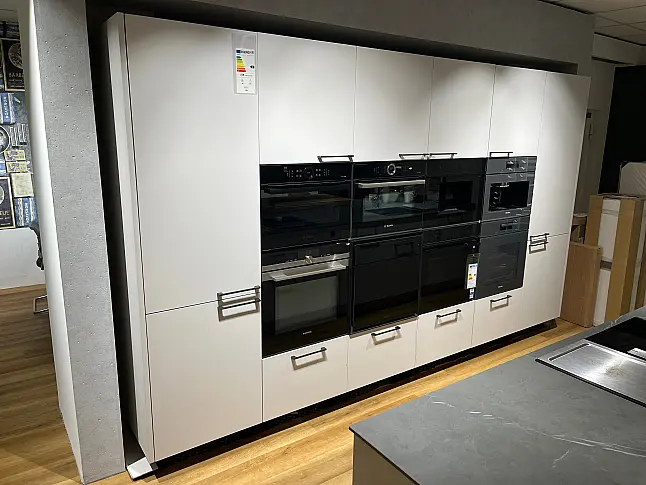 Schlichte Küche in Satin - Lacklaminat mit Grey Armani Arbeitsplatte 20mm von Jetstone und Tresen von Wagner &amp; Schönherr