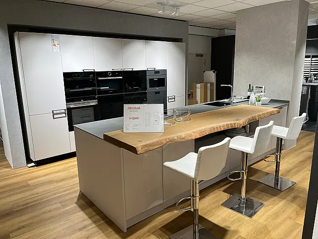 Schlichte Küche in Satin - Lacklaminat mit Grey Armani Arbeitsplatte 20mm von Jetstone und Tresen von Wagner &amp; Schönherr