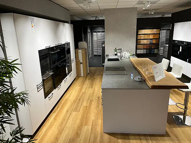 Schlichte Küche in Satin - Lacklaminat mit Grey Armani Arbeitsplatte 20mm von Jetstone und Tresen von Wagner &amp; Schönherr