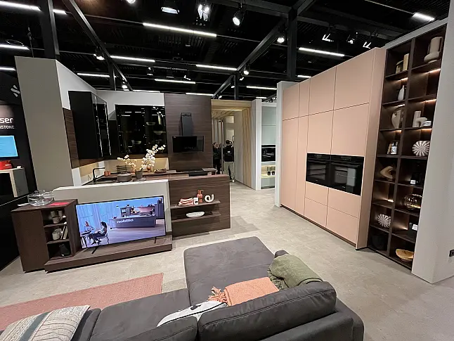 Einzigartige Messeküche / Küchen-Wohnzimmer-Kombination - Lackfront - XL-Schränke - Glas-Hängeschränke- viel LED-Beleuchtung