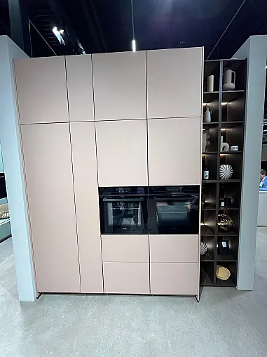 Einzigartige Messeküche / Küchen-Wohnzimmer-Kombination - Lackfront - XL-Schränke - Glas-Hängeschränke- viel LED-Beleuchtung