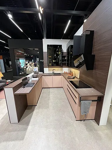 Einzigartige Messeküche / Küchen-Wohnzimmer-Kombination - Lackfront - XL-Schränke - Glas-Hängeschränke- viel LED-Beleuchtung
