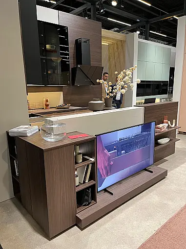 Einzigartige Messeküche / Küchen-Wohnzimmer-Kombination - Lackfront - XL-Schränke - Glas-Hängeschränke- viel LED-Beleuchtung