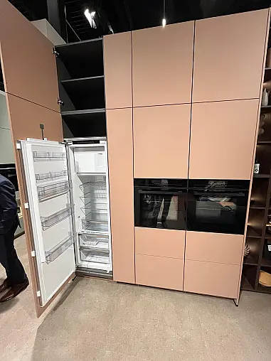 Einzigartige Messeküche / Küchen-Wohnzimmer-Kombination - Lackfront - XL-Schränke - Glas-Hängeschränke- viel LED-Beleuchtung