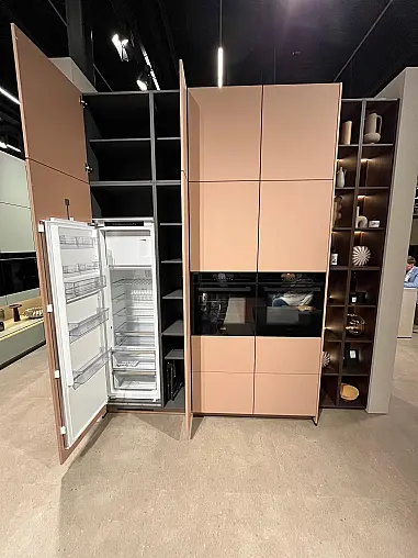 Einzigartige Messeküche / Küchen-Wohnzimmer-Kombination - Lackfront - XL-Schränke - Glas-Hängeschränke- viel LED-Beleuchtung