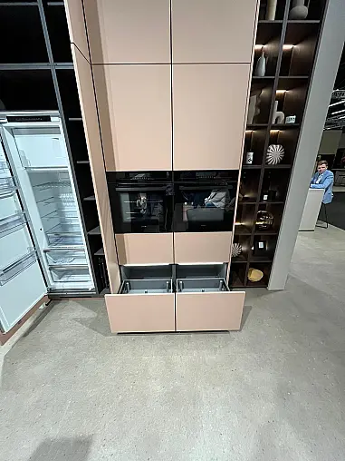 Einzigartige Messeküche / Küchen-Wohnzimmer-Kombination - Lackfront - XL-Schränke - Glas-Hängeschränke- viel LED-Beleuchtung