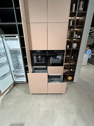 Einzigartige Messeküche / Küchen-Wohnzimmer-Kombination - Lackfront - XL-Schränke - Glas-Hängeschränke- viel LED-Beleuchtung