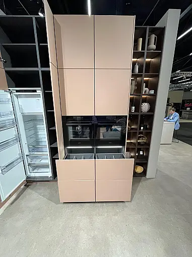 Einzigartige Messeküche / Küchen-Wohnzimmer-Kombination - Lackfront - XL-Schränke - Glas-Hängeschränke- viel LED-Beleuchtung